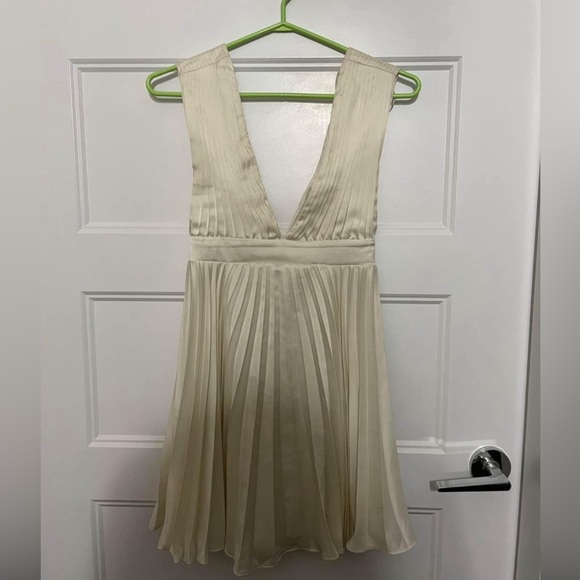 Abercrombie & Fitch White Plunge Pleated Mini Dress - Picture 1 of 2